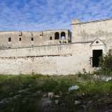 Un varco sormontato da un timpano ci porta in quella che un tempo era la cappella della masseria